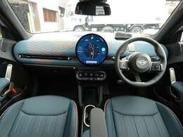 インパネ周りは、MINIの昔ながらのデザインを踏襲しつつ、円形の有機ELセンターディスプレイなどが装備されています！