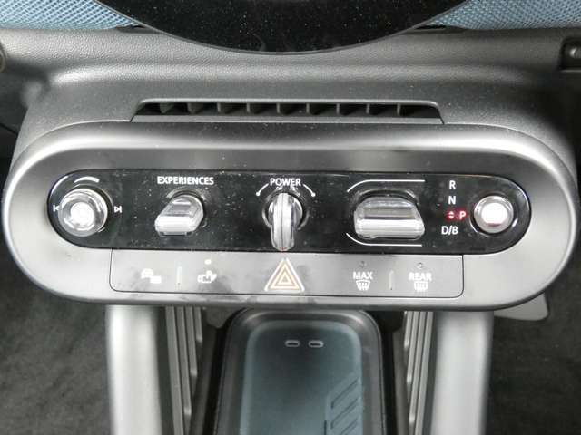 エンジンスタート/ストップのトグルスイッチやエアコンのボタンなどは、センターパネルに集約されています！