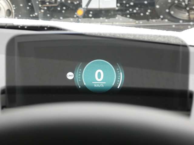 ヘッドアップディスプレイで現在の速度などが確認できます！