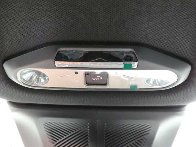 ルームランプ付近には、SOSボタンがあり、事故などの緊急時に押すとコールセンターへと繋がります！