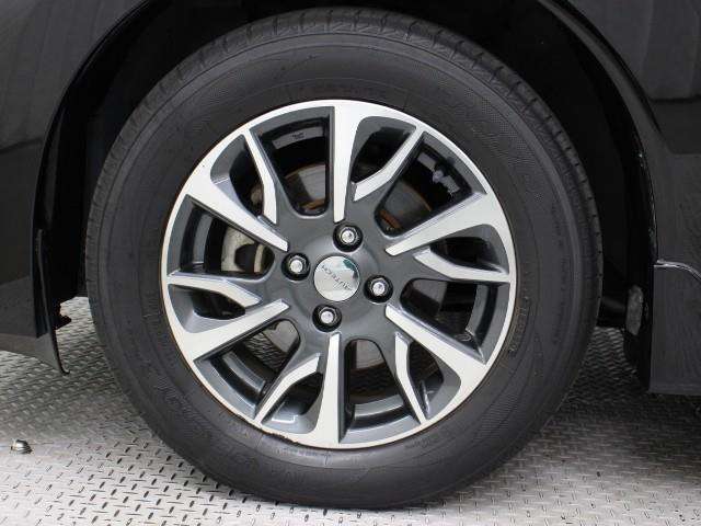 純正アルミホイールは精度が高く、走行の安定性が優れています。タイヤサイズ185/65R15