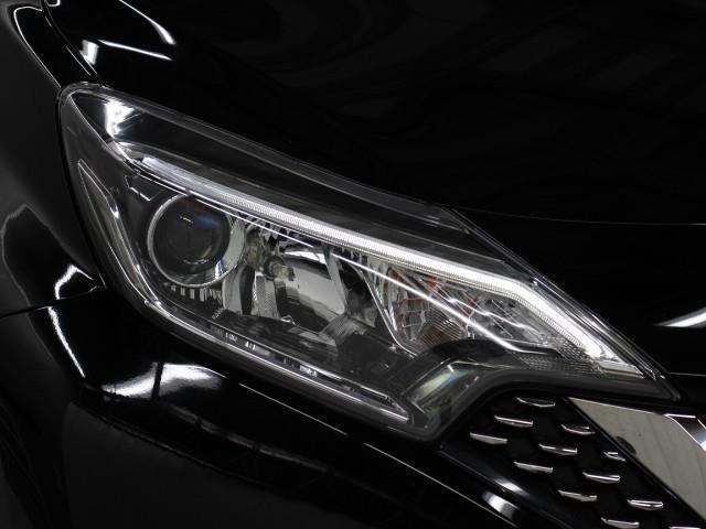 消費電力の少ないLEDヘッドランプを採用。豊かな光質と、自然光に近い光質で、夜間のドライブの安全をサポートします。