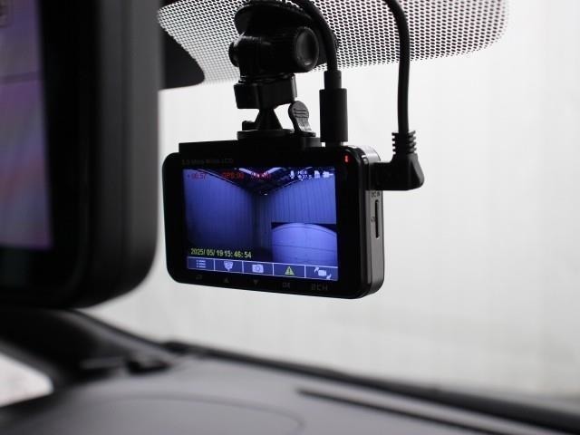 交通事故処理の迅速化等、運転中の「万が一」を記録してくれ、もしもの時も心強いドライブレコーダーを装備しています。