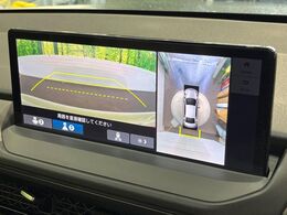 【マルチビューカメラシステム】専用のカメラにより、上から見下ろしたような視点で360度クルマの周囲を確認することができます☆死角部分も確認しやすく、狭い場所での切り返しや駐車もスムーズに行えます。