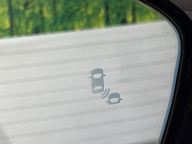 【ブラインドスポットインフォメーション】走行中、ドアミラーの死角になりやすい箇所に後続車が接近するとサイドミラー付近に警告を表示、ドライバーに注意喚起をしてくれます。