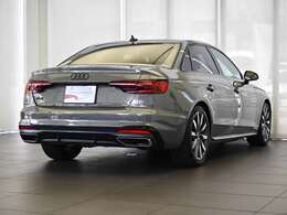 無駄な装飾を省きスッキリまとめられたテールデザインが、アウディロゴを際立たせA4を上質なスタイルに仕上げています。