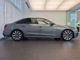 アウディA4がとてもバランスの良いデザインであることがよく判る角度です。