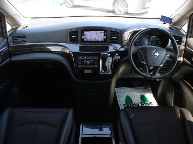 すっきりとしたエルグランドらしいデザインのダッシュ回り！フロントビューの視認性もよく運転しやすいと思います★