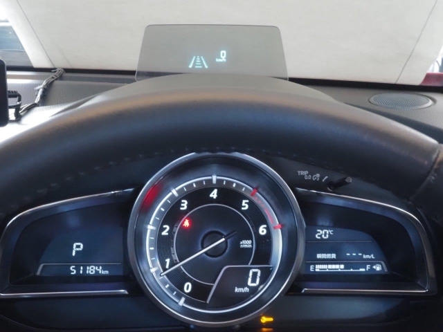 ヘッドアップディスプレイはンジンONでメーターフードの前方に立ち上がり、走行時に必要な情報を表示。運転時の視線の移動と眼の焦点移動が少なくて済みます。