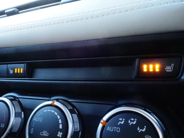 運転席・助手席にはヒーターを内蔵。素早く温め、寒い季節でも安全で快適な操作をサポートします。