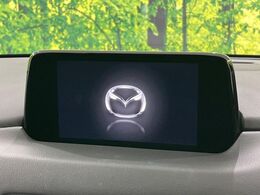 【マツダコネクトナビ】車内の雰囲気にマッチした一体型タイプのナビ。各種車輌設定やBluetooth再生等、様々な機能が楽しめます。直感的なダイヤル操作が可能で、使い勝手も良好です。