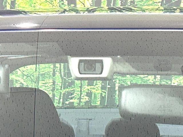 【アイサイトVer3】前方の車両等を検知し、衝突しそうな時は警報で注意を促し、ブレーキを踏む力をサポート。ブレーキを踏めなかった場合は衝突被害軽減ブレーキが作動、衝突回避をサポートします。
