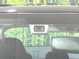 【アイサイトVer3】前方の車両等を検知し、衝突しそうな時は警報で注意を促し、ブレーキを踏む力をサポート。ブレーキを踏めなかった場合は衝突被害軽減ブレーキが作動、衝突回避をサポートします。