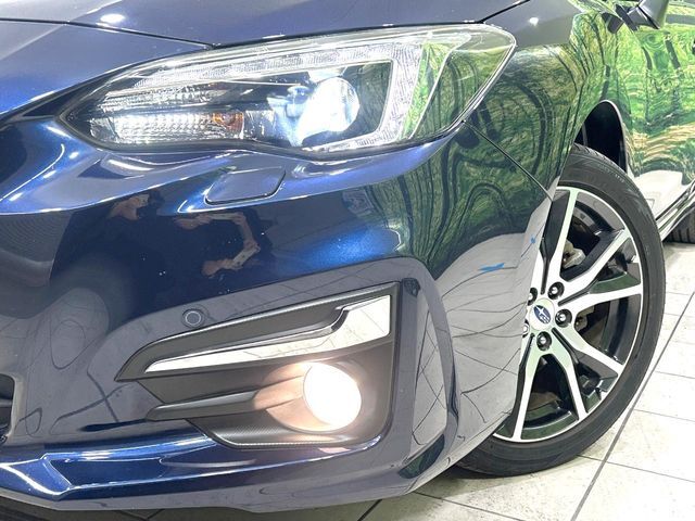 【LEDヘッドライト】悪天候や夜間走行時も良好な視界を確保し安心して運転できる高輝度LEDヘッドライトを装備！点灯速度が早く、消費電力も抑えられています。