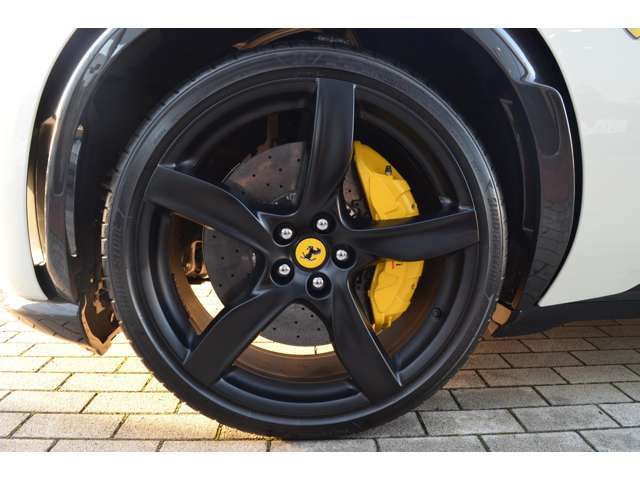 F22インチR23インチ　マットブラックホイール　イエローキャリパー