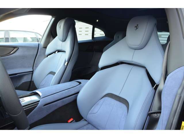 シートヒーター　跳馬刺しゅう入りヘッドレスト
