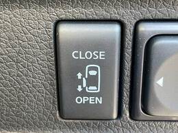【電動スライドドア】運転席よりボタンひとつで開閉可能なスライドドアです。雨の日のお迎えの時など役立ちますね。