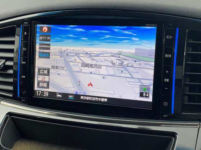 日産純正のカーナビが付いておりますので知らない所でもサポートしますので安心ですね。色々な機能でドライブも快適ですね。
