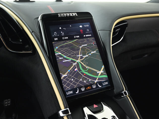 縦型の8.4インチセンターモニターが装備されており、他のモデルとは違ったレイアウトになっております。画面が大きく大変視認性が良いです。