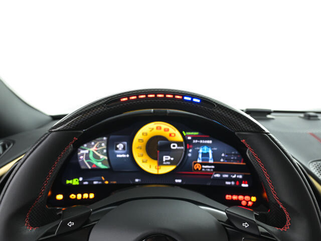 F1よりフィードバックされたテクノロジーです。LEDの点灯により、ご自身で最適なシフトタイミングを計ることが可能です。サーキット走行時等に視線をそらさずにシフトチェンジを行えます。
