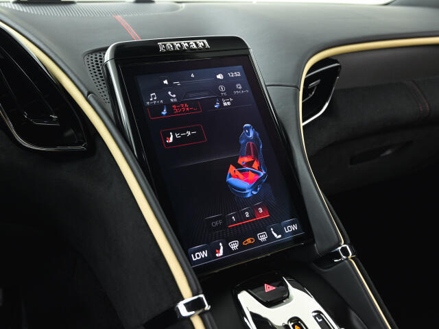 ヒートシーター完備で一年中快適にドライブを楽しむことが出来ます。必要に応じて、温度調節を選択できるようになっております。