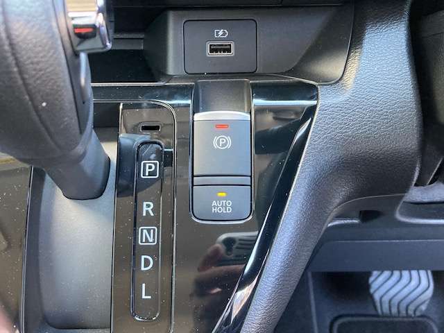 電動パーキングブレーキ＆オートブレーキホールド。信号待ち等の停車時に自動的にブレーキ力が保持される機能です。パーキングブレーキはPスイッチを引き上げる事で作動します。