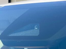 【プリクラッシュセーフティ】前方の車両等を検知し、衝突しそうな時は警報で注意を促し、ブレーキを踏む力をサポート。ブレーキを踏めなかった場合は衝突被害軽減ブレーキが作動、衝突回避をサポートします。