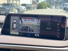 【パノラミックビューモニター】専用のカメラにより、上から見下ろしたような視点で360度クルマの周囲を確認することができます☆死角部分も確認しやすく、狭い場所での切り返しや駐車もスムーズに行えます。