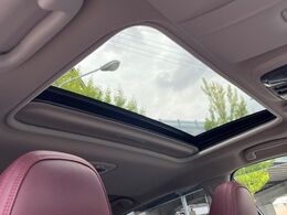 【サンルーフ】開放感たっぷりの希少装備、サンルーフが装着されています！車内に明かりを取り入れたり景色を楽しむ以外にも、車内の空気も簡単に換気できて快適です！