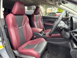 【本革シート】上質な本革を使用し、高級感あふれる本革シート。常に体に触れる部分だから、座り心地の良さにはこだわりたいですね♪汚れの付着や劣化を抑制する内装コーティング施工もおススメですよ♪