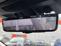 【スマートリヤビューミラー】後席の大きな荷物や同乗者で後方が確認しづらい時でも安心！カメラが撮影した車両後方の映像をルームミラー内に表示。クリアな視界で状況の確認が可能です！