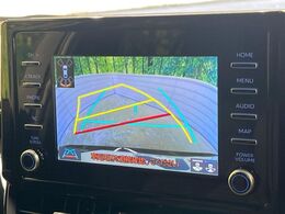 【バックカメラ】駐車時に後方がリアルタイム映像で確認できます。大型商業施設や立体駐車場での駐車時や、夜間のバック時に大活躍！運転スキルに関わらず、今や必須となった装備のひとつです！