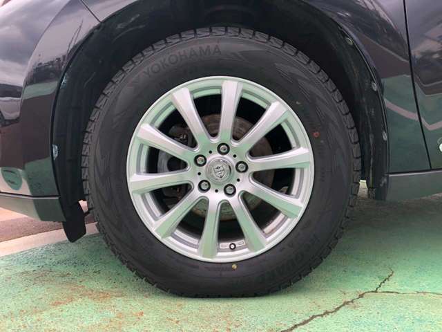 足元を変えるだけで車のイメージがかなり変わります。かっこいい存在感のある一台です。