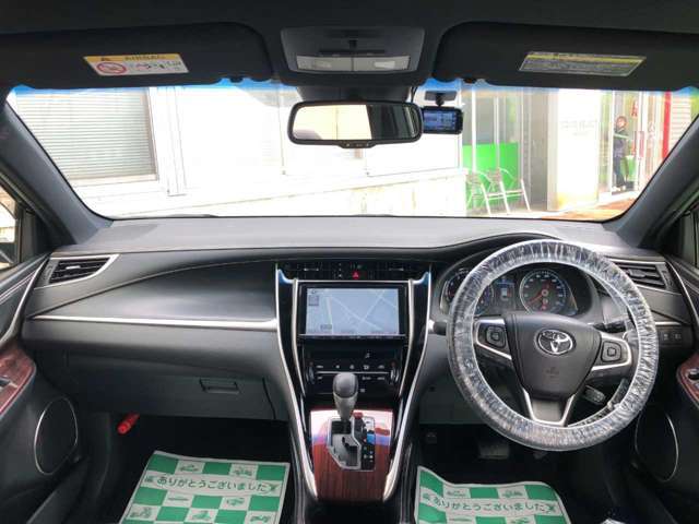 メーターやシフトレバー、スイッチ位置など運転席回りの配置はしっくりいきたいものですね！まずは座ってチェックしてみてください♪