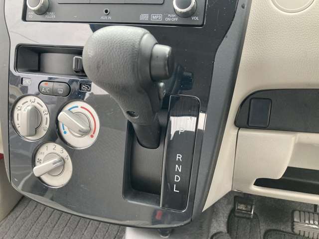 ご来店されたお客様に詳しくお話をさせて頂くために、「修復歴の有無」「不具合箇所の確認」「セールスポイント」等のご案内を行っておりますので、より安心してお乗りいただけるお車となります。