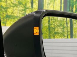 【ブラインドスポットモニター】走行中、ドアミラーの死角になりやすい箇所に後続車が接近するとサイドミラーのレンズに警告を表示！ドライバーに注意喚起をしてくれます。