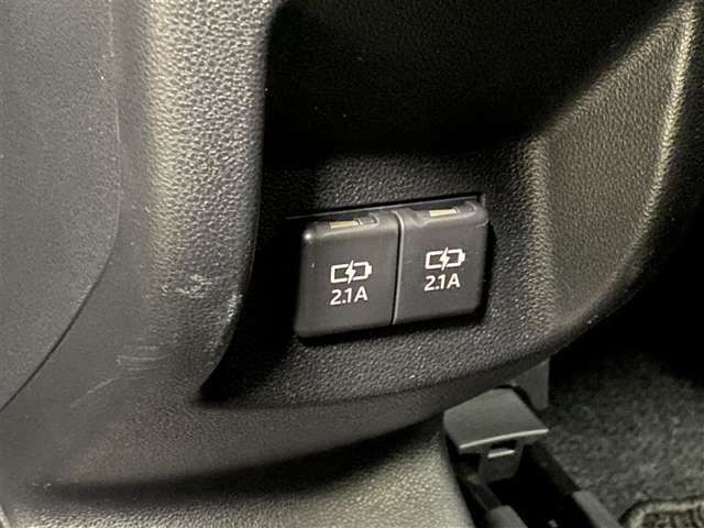 ☆携帯電話の充電などに使える端子が装備されています☆