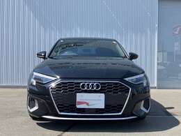 日本人デザイナーの発案によって2005年から採用されている、「シングルフレームグリル」。ひと目でAudiとわかる象徴的なデザインはAudiのブランドイメージを確立しています。