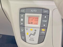 【オートエアコン】一度お好みの温度に設定すれば、車内の温度を検知し風量や温度を自動で調整。暑い…寒い…と何度もスイッチ操作をする必要はありません。快適な車内空間には必須の機能ですね♪