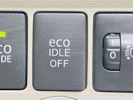 【アイドリングストップ】赤信号や渋滞で停車した際にエンジンを停止し、無駄な燃料の消費を抑えます。燃費向上や環境保護につなげる機能♪エンジンはブレーキを離せば再始動します。