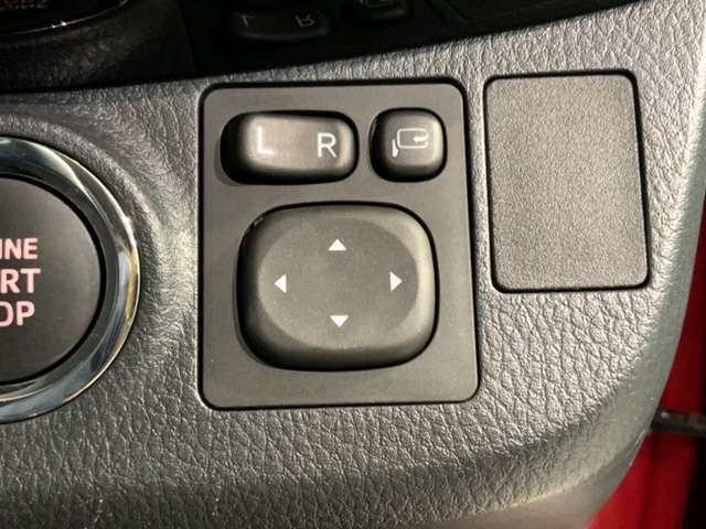 狭い駐車場で便利な電動格納ドアミラーが付いています。