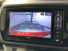 リバースギアに入れるだけで後方の表示へ切り替わります。夜間や雨の日の駐車も楽になりますよ。