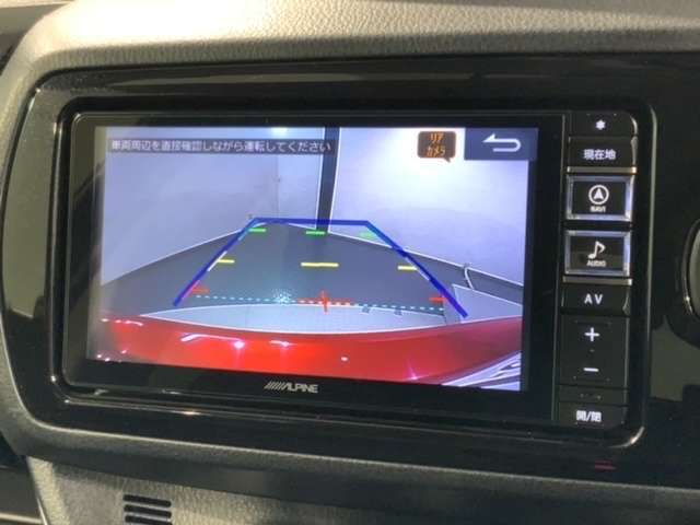 リバースギアに入れるだけで後方の表示へ切り替わります。夜間や雨の日の駐車も楽になりますよ。