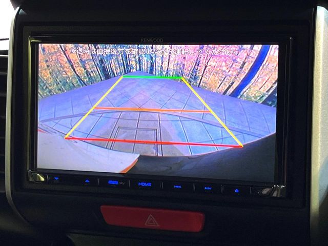 【バックカメラ】駐車時に後方がリアルタイム映像で確認できます。大型商業施設や立体駐車場での駐車時や、夜間のバック時に大活躍！運転スキルに関わらず、今や必須となった装備のひとつです！
