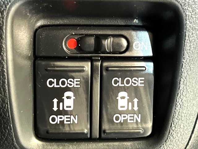 【両側パワースライドドア】スマートキーや運転席のスイッチで後席両側スライドドアの開閉が可能♪電動だから力を入れてドアを開ける必要が無く、小さなお子様でも簡単に開け閉めでき快適です♪