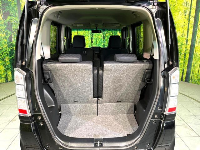 積み下ろしのしやすいデッキにはたっぷりと荷物を積み込んでいただけます。遊びから仕事まで、様々なシーンで頼れます♪