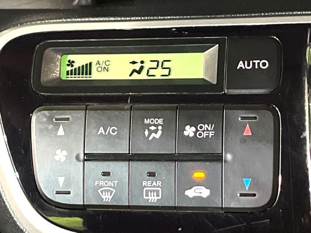 【オートエアコン】一度お好みの温度に設定すれば、車内の温度を検知し風量や温度を自動で調整。暑い…寒い…と何度もスイッチ操作をする必要はありません。快適な車内空間には必須の機能ですね♪