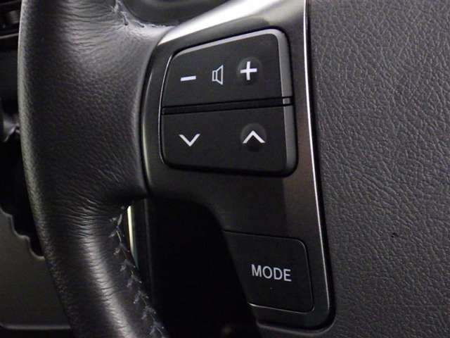 ステアリングスイッチ装備！運転しながら手元でオーディオの操作などができます。