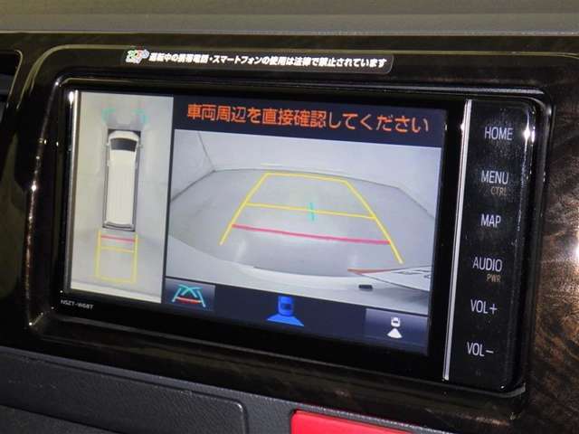 バックモニターも装備しております。バックギアに入れるとナビ画面に車の後方が映し出されます。これで後方確認も安心！
