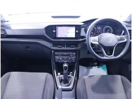 運転席助手席です。安全装備をオプションで追加するのは日本的発想。フォルクスワーゲン車はサイドエアバッグを全車標準で装備しております。